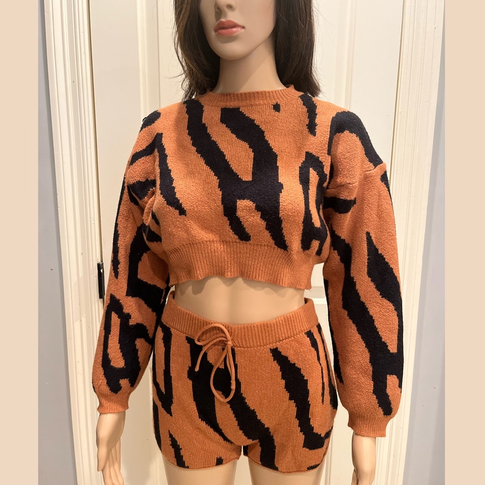 Cropped Patterned 2 Piece Comfy Set